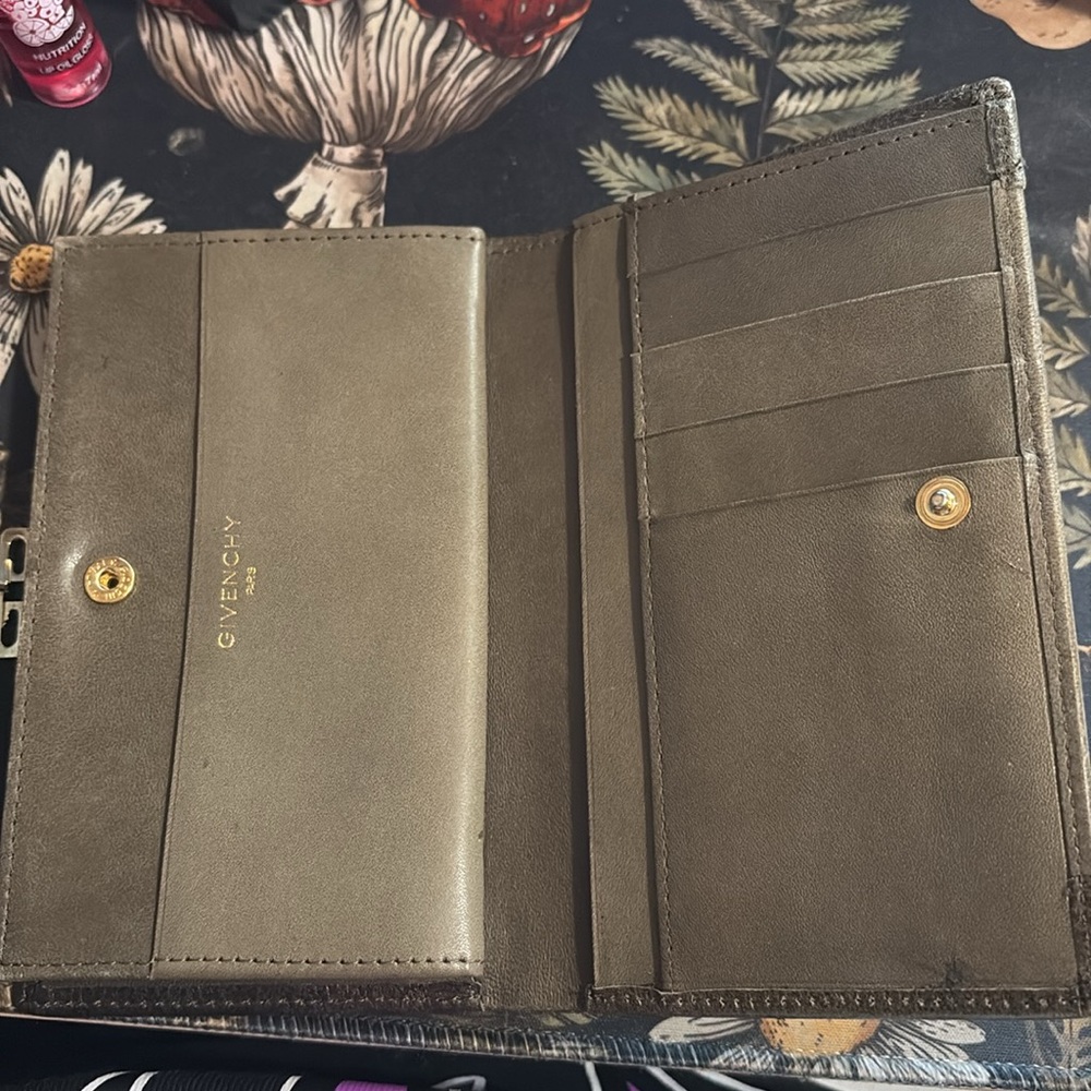 Givenchy - Picture 4 of 7